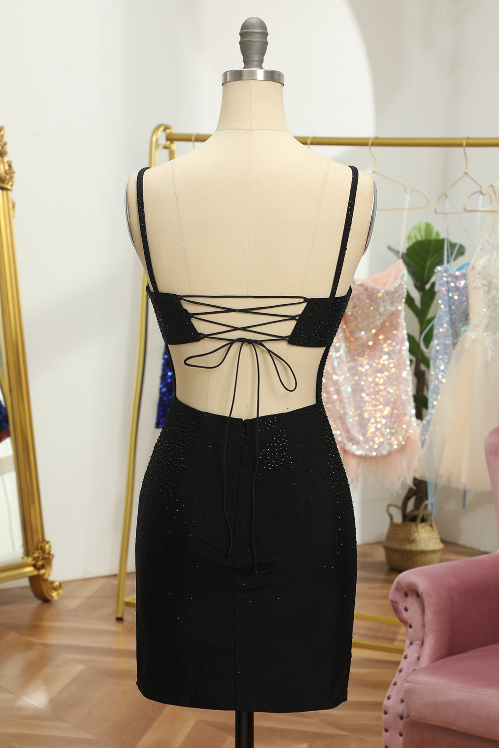 Robe de bal courte moulante à lacets et sequins