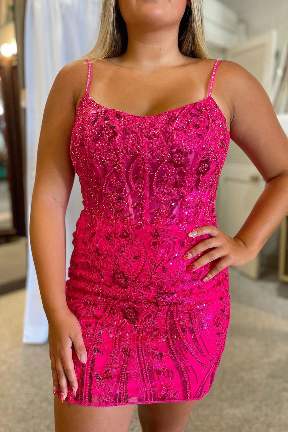 Elegante vestido de fiesta de corte tubo, tirantes finos, corsé rosa fucsia con apliques