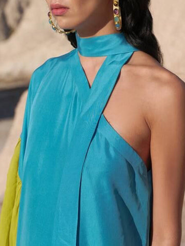 Vestidos largos de noche asimétricos, sueltos, con pliegues en contraste, abertura lateral y un solo hombro. 