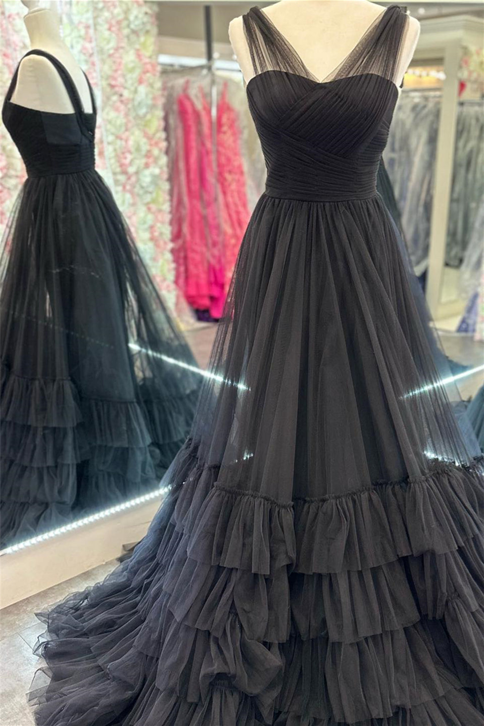 Vestido de fiesta de tul con escote ilusión en V y corte en A