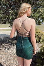 Vestido corto de fiesta verde con lentejuelas brillantes, tirantes finos y espalda cruzada.