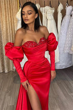 Robe de bal longue sirène en satin à épaules dénudées, fente sur le devant et manches bouffantes