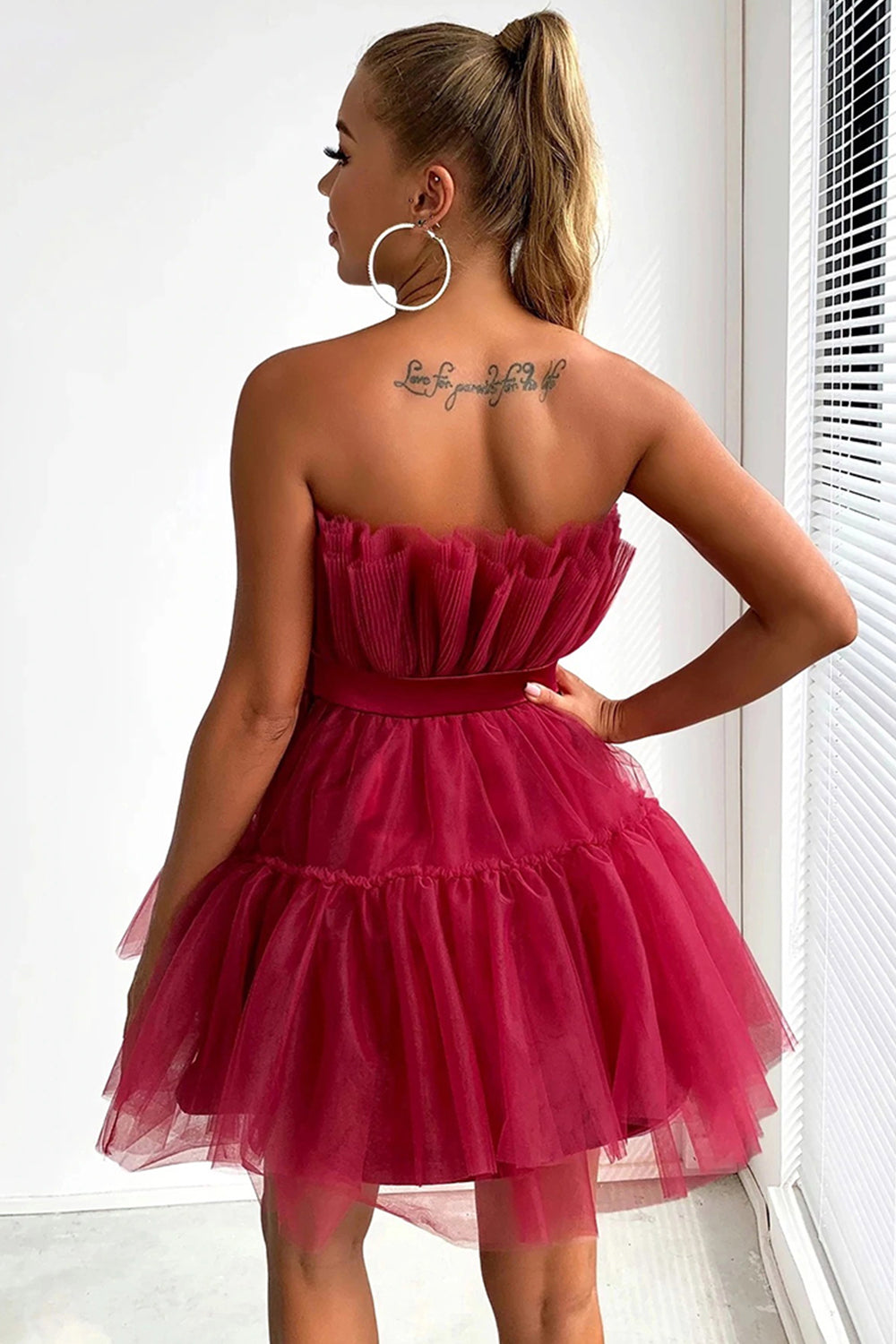 Lindo vestido corto negro sin tirantes de corte en A para baile de bienvenida