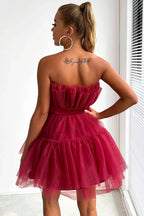 Lindo vestido corto negro sin tirantes de corte en A para baile de bienvenida