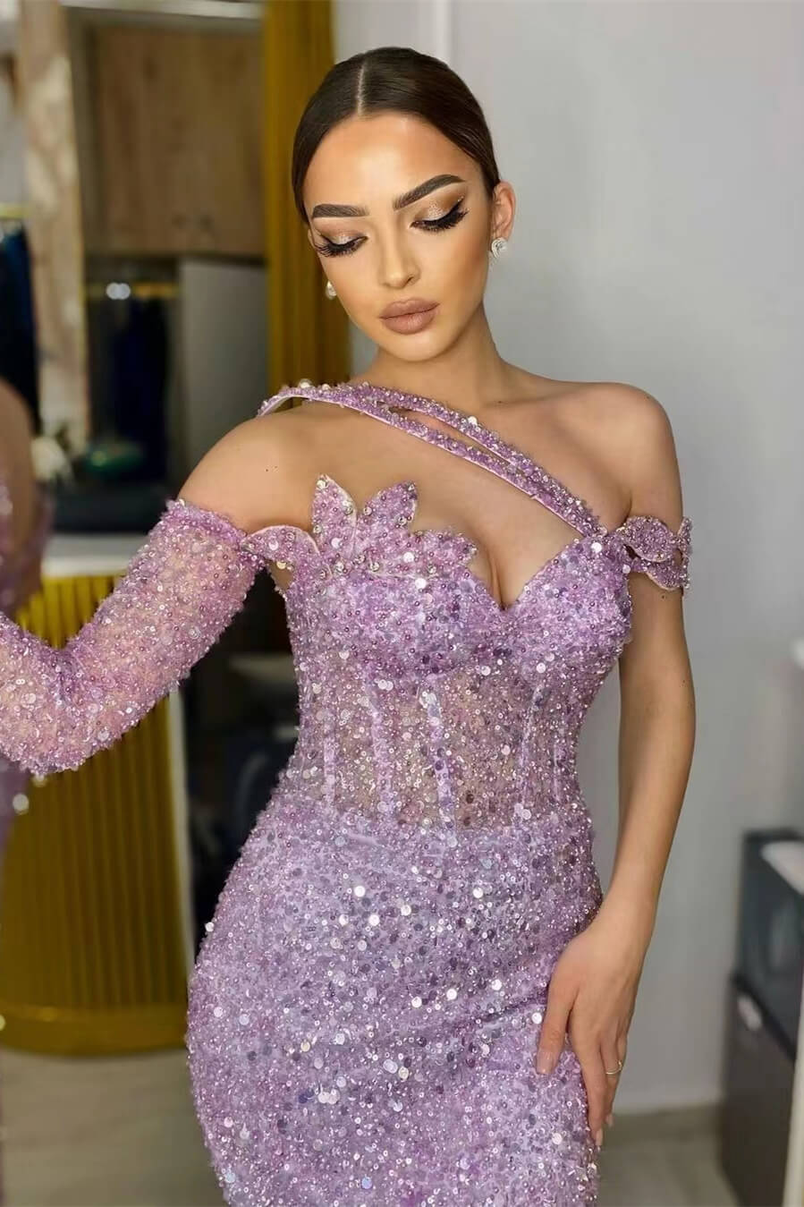 Precioso vestido de fiesta de sirena con lentejuelas lavanda, un solo hombro y mangas largas.