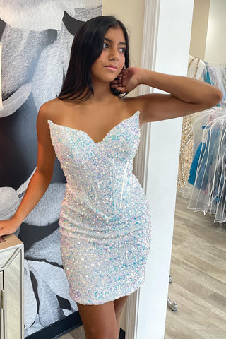 Robe courte moulante rose à sequins et décolleté cœur pour le bal de promo