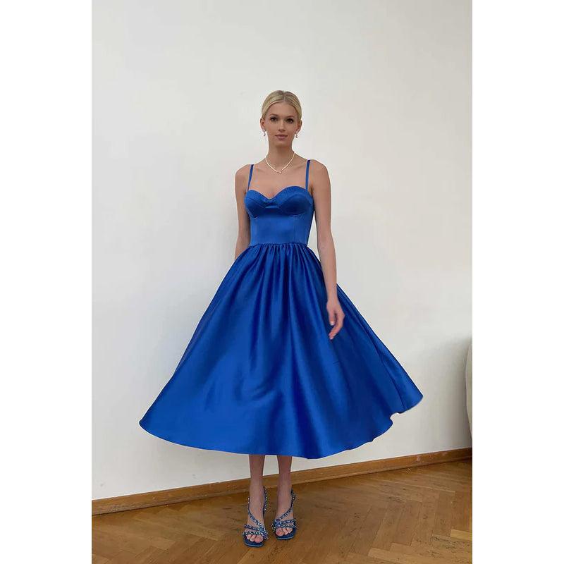 Robe de soirée mi-longue en satin froncé, simple, décolleté en cœur, sans manches 