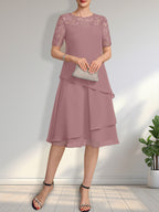 Vestido de novia de corte línea A con escote ilusión, largo hasta la rodilla, de encaje y gasa con lentejuelas.