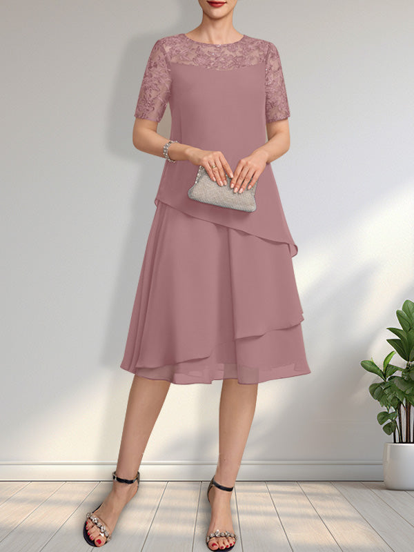 Vestido de novia de corte línea A con escote ilusión, largo hasta la rodilla, de encaje y gasa con lentejuelas.