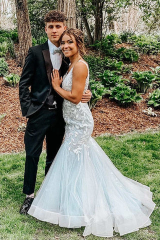 Vestido de fiesta verde menta con apliques y escote en V acampanado