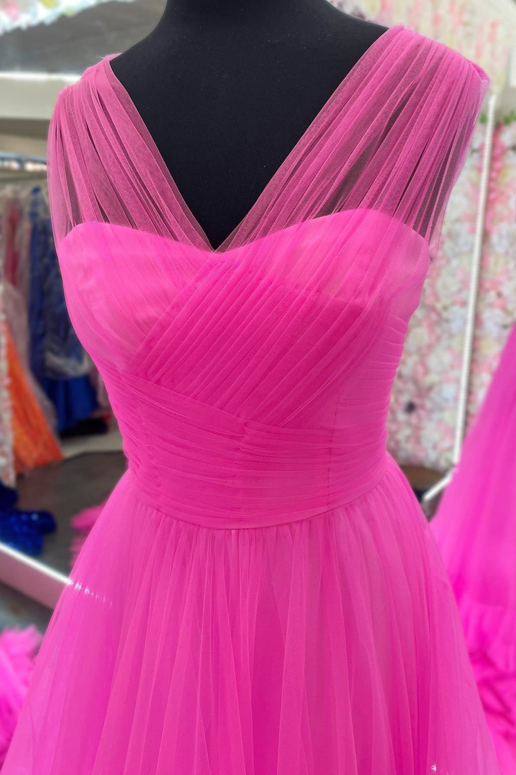 Vestido de fiesta de tul con escote ilusión en V y corte en A