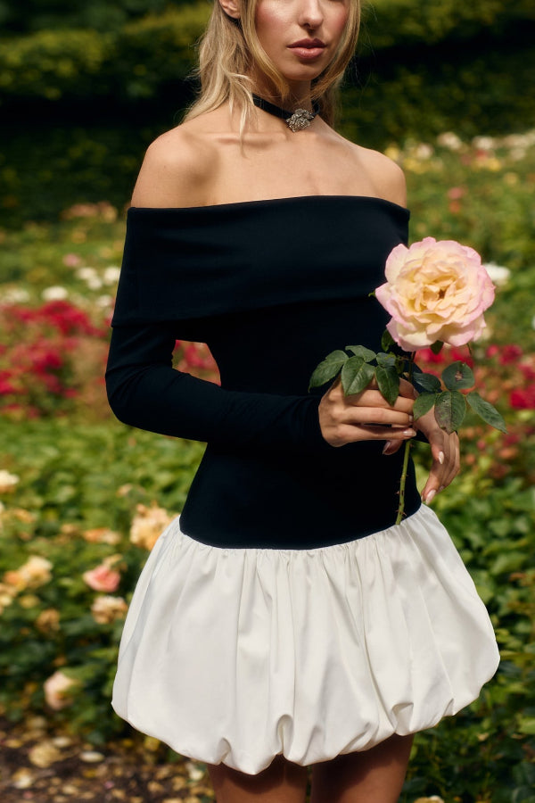Robe mini bouffante à manches longues et épaules dénudées 