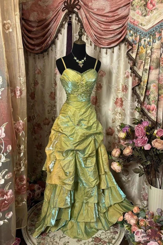 Robe de bal longue vintage vert sauge, coupe trapèze, bretelles spaghetti, satin, ornée de perles Y8517