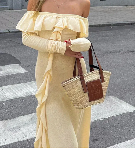 Elegante vestido largo de fiesta color crema con hombros descubiertos, volantes y abertura lateral Y7975