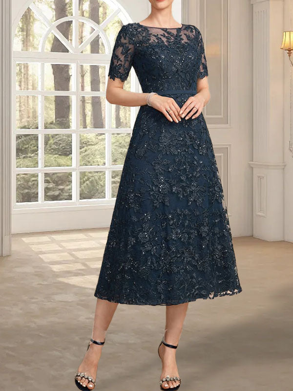 Vestido de novia de encaje con lentejuelas, corte en A, escote redondo ilusión y largo hasta la rodilla.