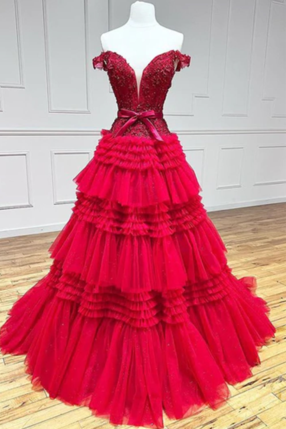 Vestido largo de fiesta rosa claro con escote barco y volantes