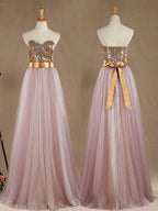 Vestido de dama de honor de tul morado claro con corte en A y escote corazón con lentejuelas doradas, sin tirantes y vestido de noche 