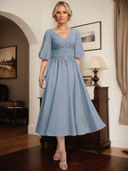 Vestido de novia de gasa de encaje, corte en A, escote en V y largo hasta la rodilla, con pliegues.