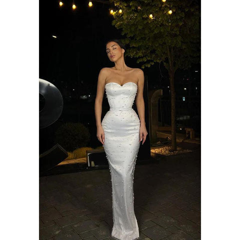 Vestido de noche largo de fiesta con escote corazón, sin tirantes y con cuentas