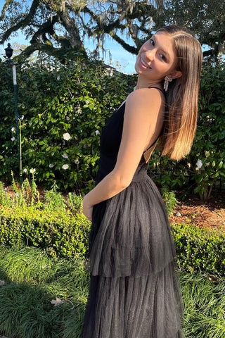 Vestido largo de fiesta de corte A con escote en V profundo, espalda cruzada y tul de varias capas