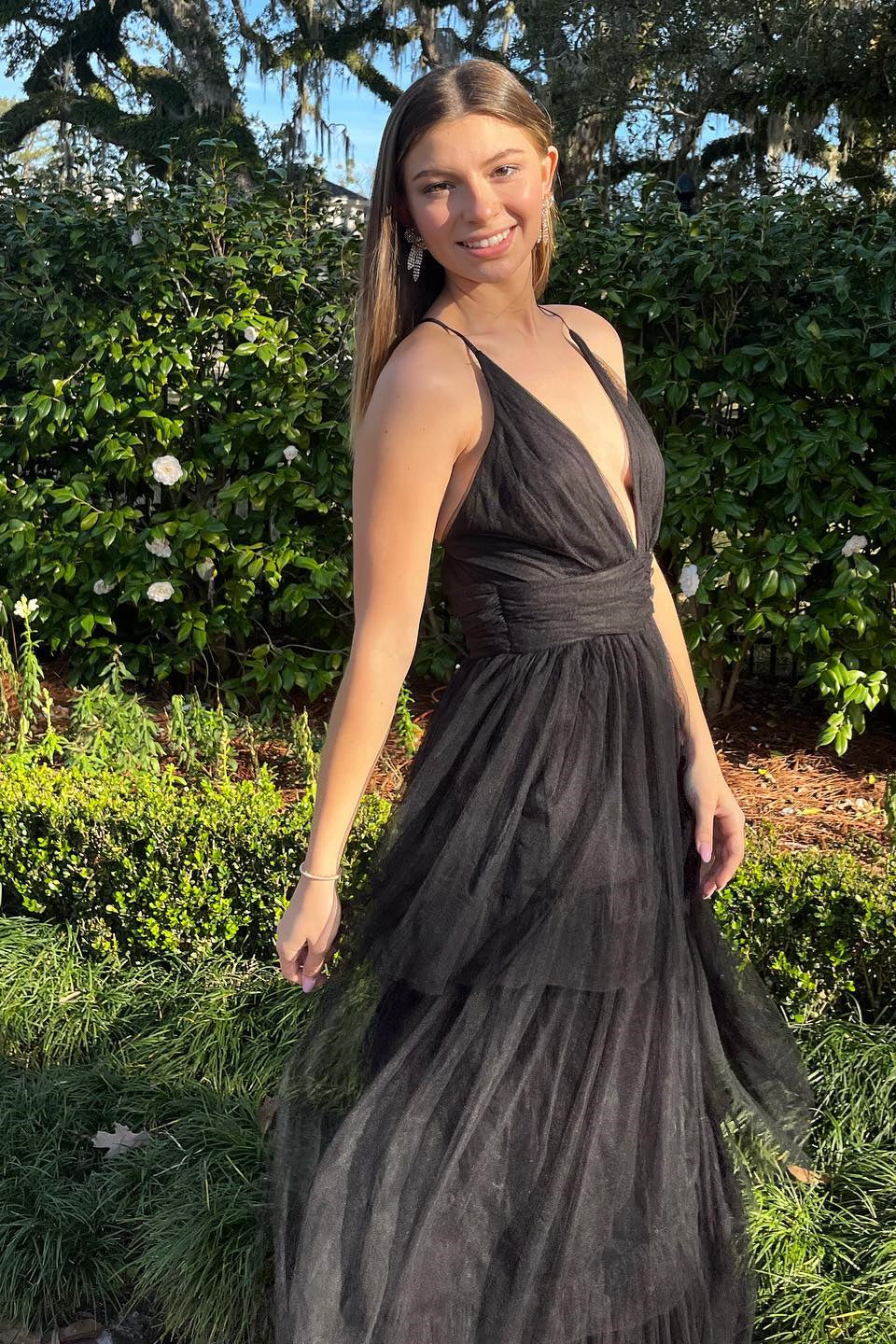 Vestido largo de fiesta de corte A con escote en V profundo, espalda cruzada y tul de varias capas