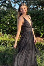 Vestido largo de fiesta de corte A con escote en V profundo, espalda cruzada y tul de varias capas