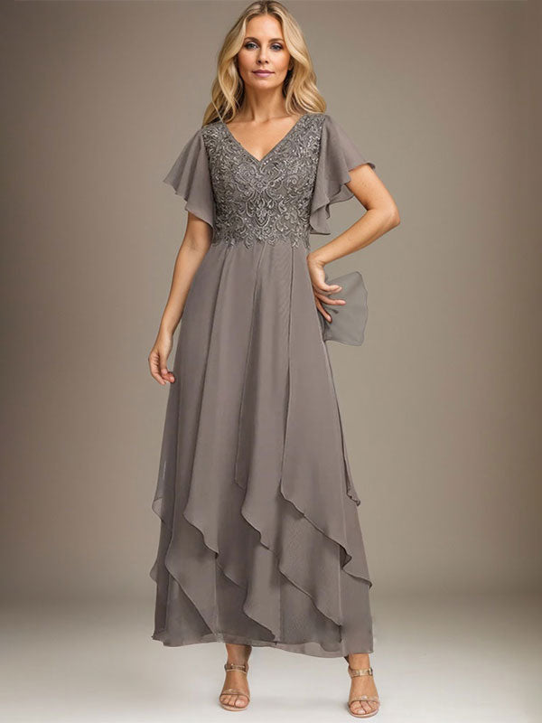 Vestido de novia de corte línea A, escote en V, largo hasta el tobillo, de gasa de encaje con volantes en cascada. 