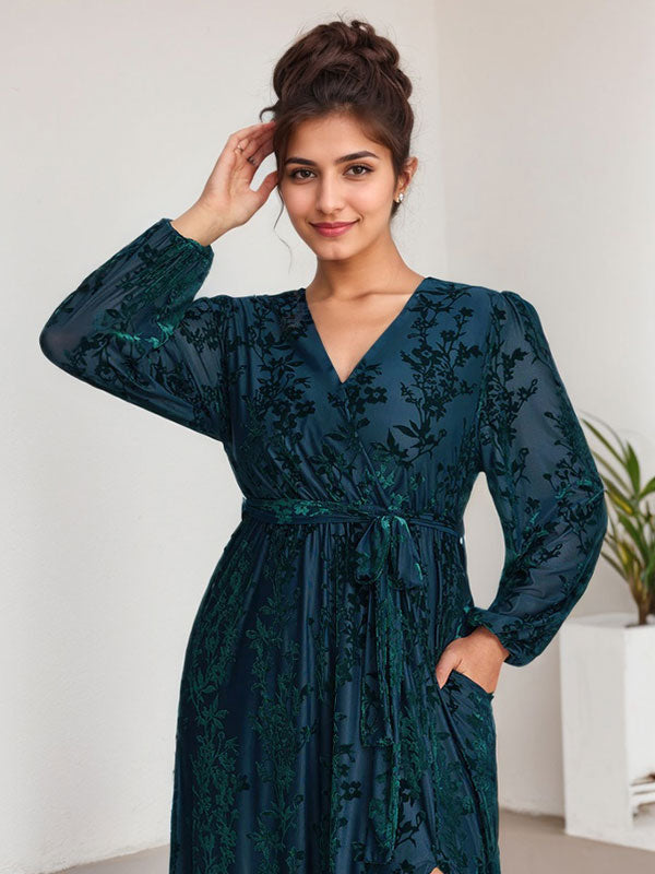 Vestido de terciopelo corte A, escote en V, manga larga, largo midi, para la madre de la novia, con abertura. 
