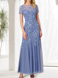 Robe longue bleue sirène à col rond ornée de perles, idéale pour la mère de la mariée