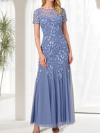 Robe longue bleue sirène à col rond ornée de perles, idéale pour la mère de la mariée