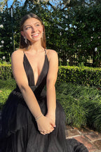 Vestido largo de fiesta de corte A con escote en V profundo, espalda cruzada y tul de varias capas