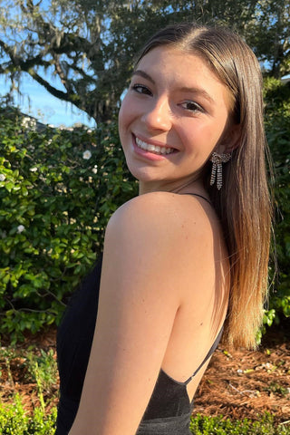 Vestido largo de fiesta de corte A con escote en V profundo, espalda cruzada y tul de varias capas