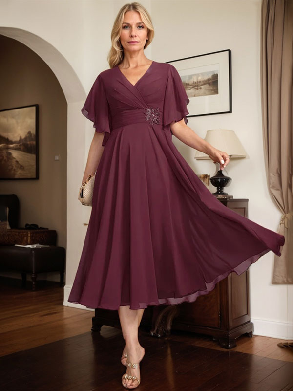 Vestido de corte A, escote en V, largo té, de gasa, para la madre de la novia, con plisados ​​y cuentas.