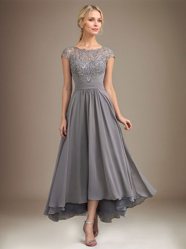 Vestido de novia de corte asimétrico, corte en A, escote ilusión, encaje y gasa con pliegues. 