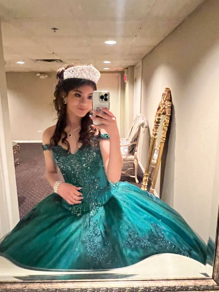 Vestido de quinceañera verde con hombros descubiertos, estilo baile, modelo Y6085
