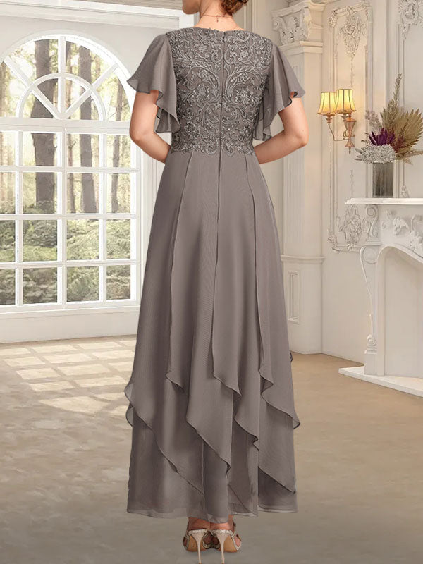 Vestido de novia de corte línea A, escote en V, largo hasta el tobillo, de gasa de encaje con volantes en cascada. 