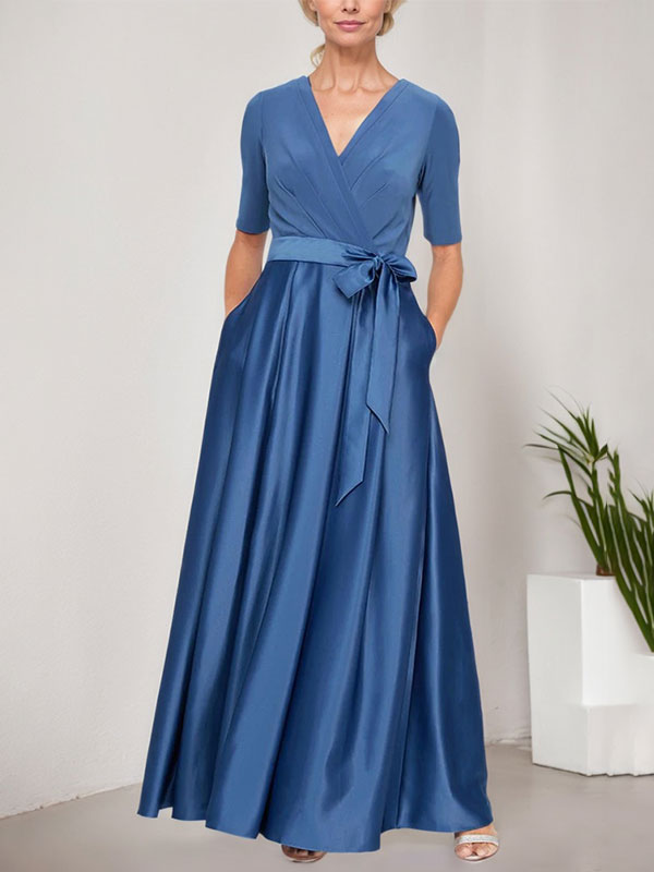 Vestido de baile con escote cruzado, falda amplia de satén y corpiño de jersey. 