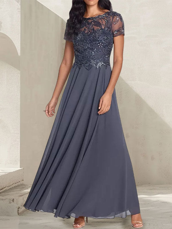 Vestido largo de corte A, color gris carbón, con escote redondo y detalles de pedrería, ideal para la madre de la novia.