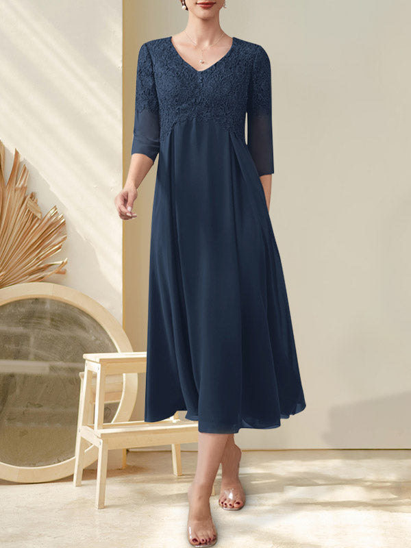 Vestido de corte A, escote en V, largo midi, de gasa, encaje y pedrería para la madre de la novia.