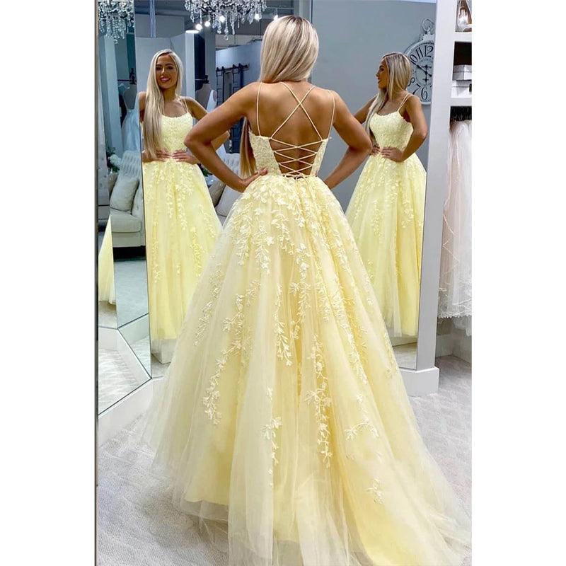 Vestido de fiesta largo de corte A con tirantes finos, apliques de tul rojo y cordones 