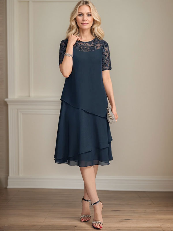 Vestido de novia de corte línea A con escote ilusión, largo hasta la rodilla, de encaje y gasa con lentejuelas.