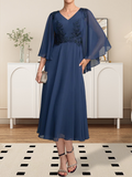 Vestido de corte A, escote en V, largo hasta la rodilla, de gasa, encaje, con lentejuelas y pedrería para la madre de la novia.
