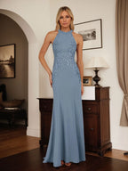 Vestido largo azul grisáceo de corte recto con cuello halter para la madre de la novia con apliques