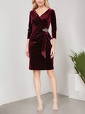 Robe fourreau courte en velours avec décolleté cache-cœur, jupe cascade et ornement aux hanches 