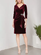 Robe fourreau courte en velours avec décolleté cache-cœur, jupe cascade et ornement aux hanches 