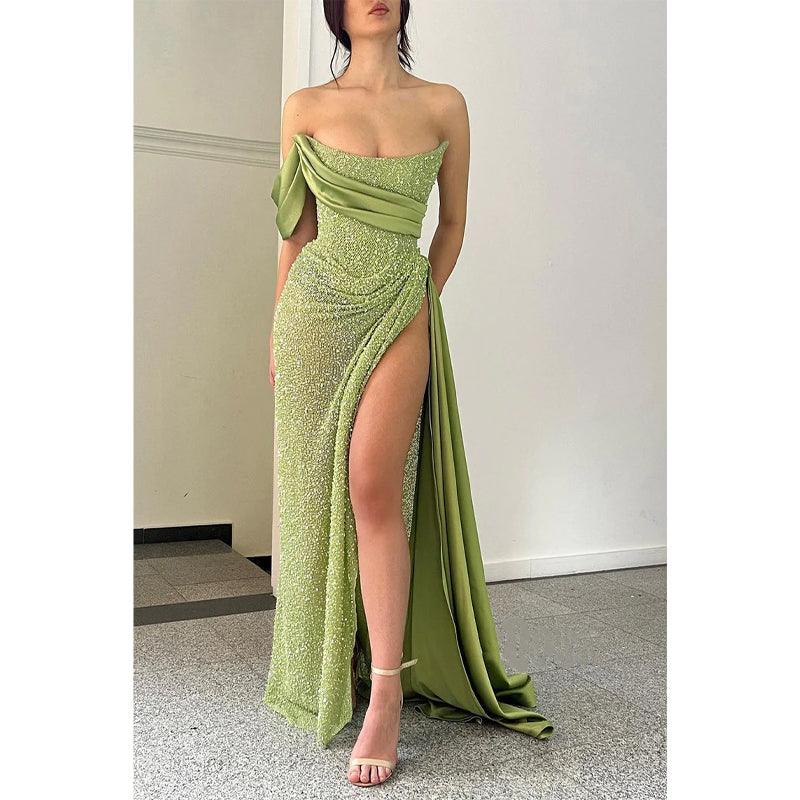 Vestido de fiesta largo verde con abertura alta y sin tirantes
