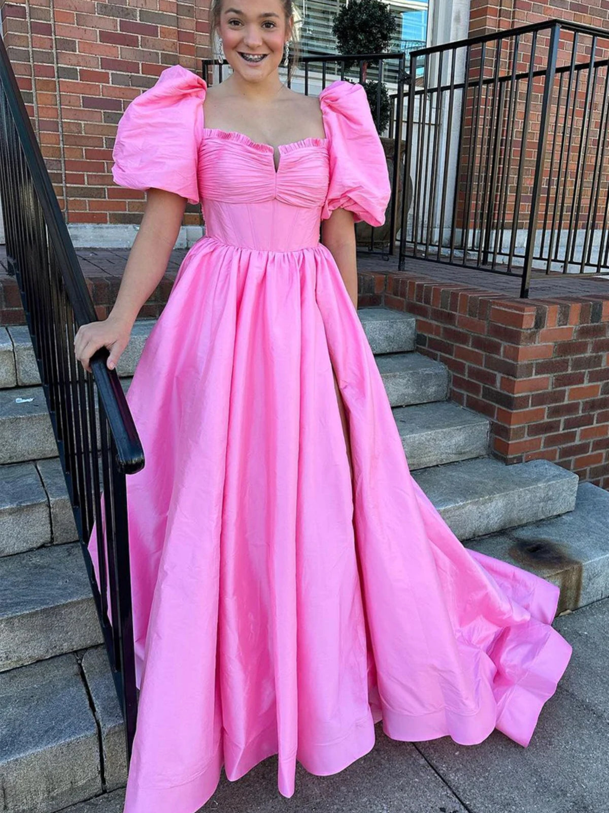Lynette | Vestido de fiesta fucsia de corte en A con escote cuadrado y mangas abullonadas