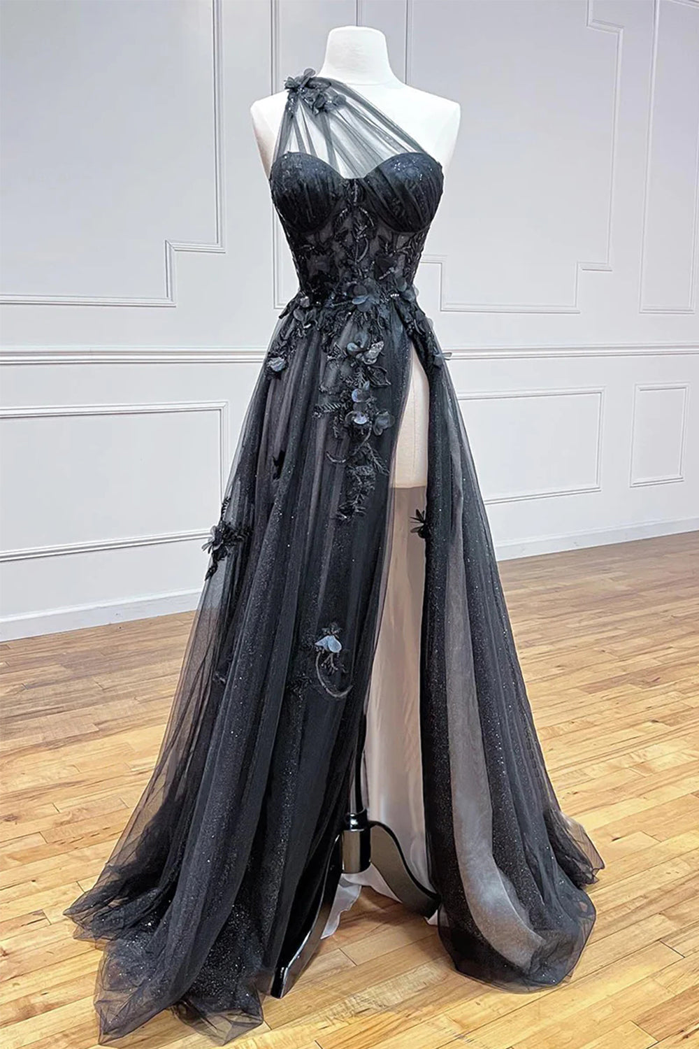 Vestido largo de fiesta negro de corte A con un solo hombro y apliques