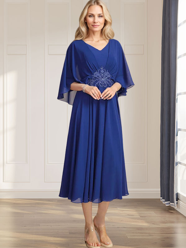 Robe de mariée trapèze en mousseline de soie, longueur thé, col en V, ornée de sequins plissés, d'appliques de dentelle et de perles. 