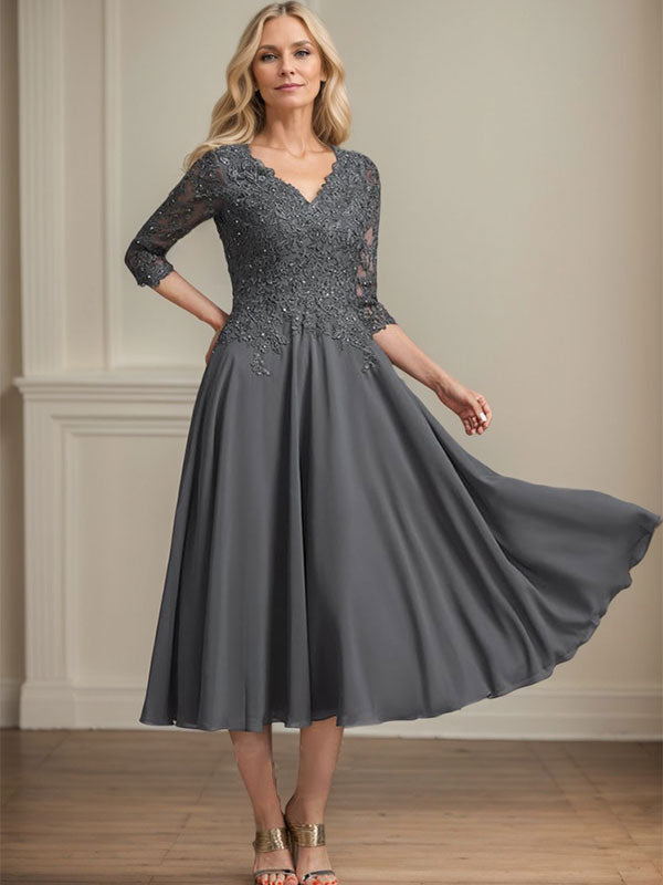 Vestido de corte A, escote en V, largo hasta la rodilla, de gasa, encaje, con lentejuelas y pedrería para la madre de la novia. 
